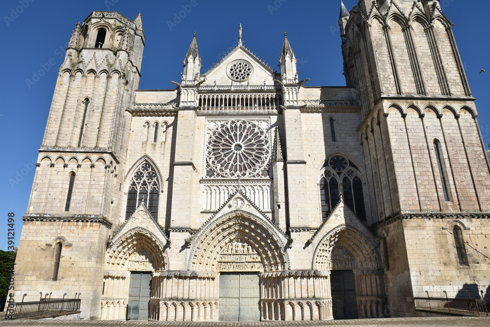 Façad de la cathédrale Saint-Pierre à Poitiers, France
