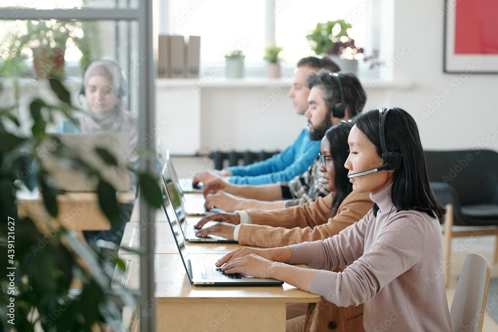 Obraz premium Call center specialists answering clients