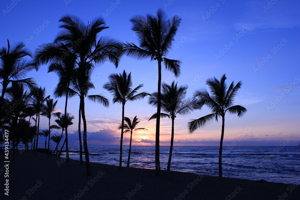 ハワイ島（ビッグアイランド）。オレンジとムラサキに染まる夕暮れの空