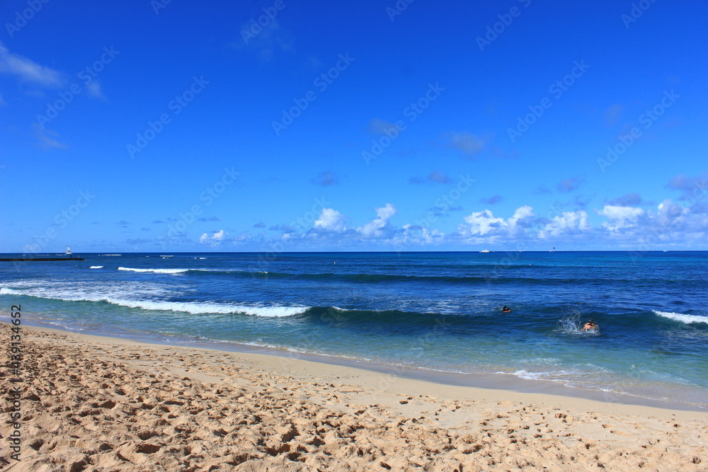 ハワイ島（ビッグアイランド）、青い海、青い空、白い雲、