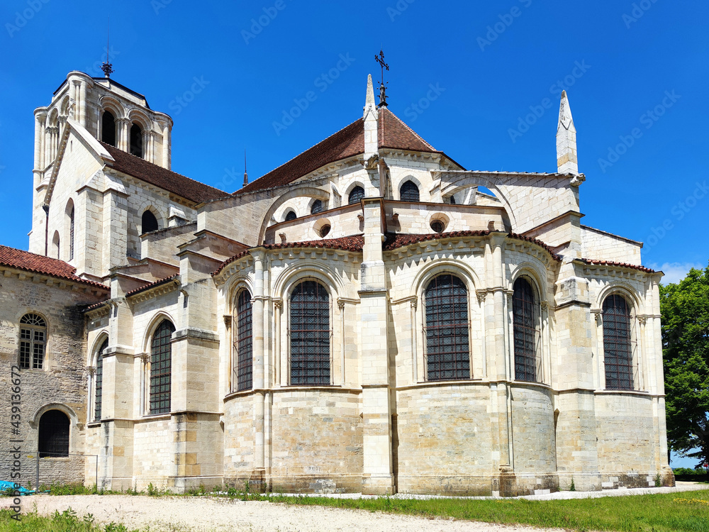 Vue extérieure du chevet de la basilique Sainte-Marie-Madeleine de Vézelay, ex abbatiale française du XIIe siècle située à Vézelay, dans le département de l'Yonne en Bourgogne-Franche-Comté.