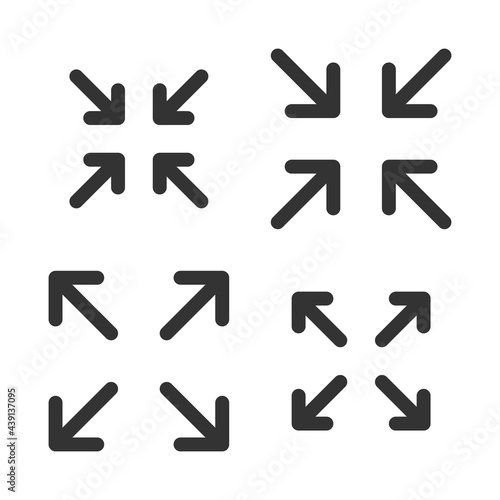 Pixel-perfect linear icons of reduce and enlarge screen size  built on two base grids of 32x32 and 24x24 pixels. The initial base line weight is 2 pixels. In one-color versions. Editable strokes