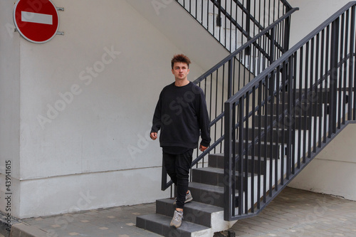 Tableau sur toile Tourist in urban environment. Descending the stairs.