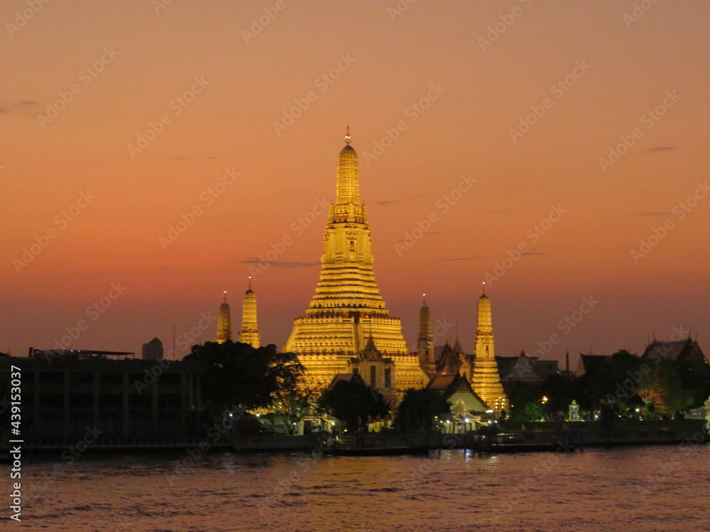 Naklejka premium Temple Wat Arun Bangkok by night
