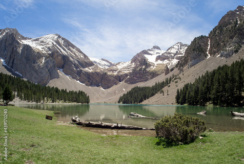 Views of a lake between mountains in the Pyrenees