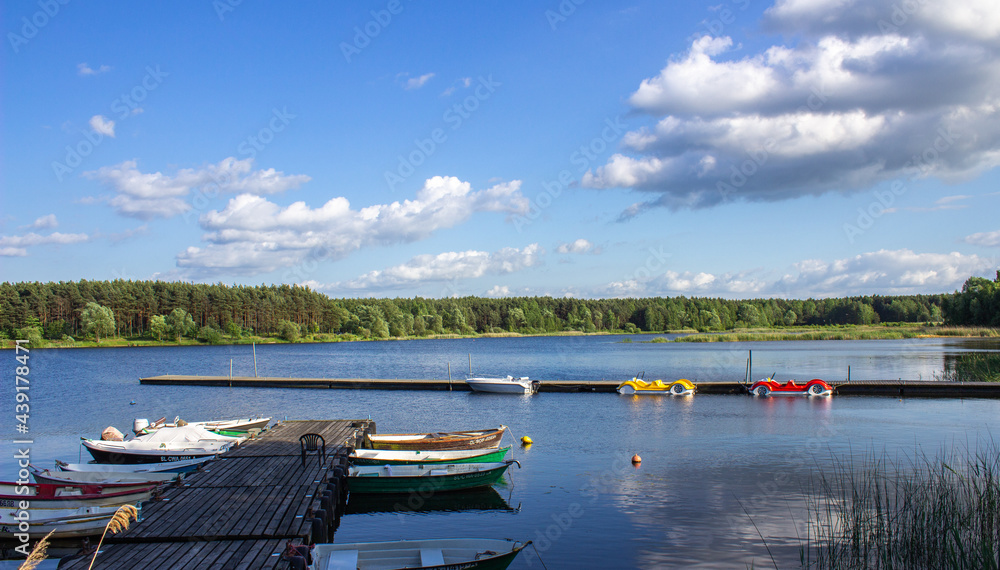 łódki i rowery wodne na jeziorze