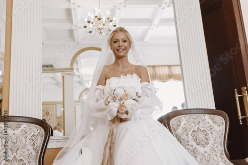 Bilde på lerret beautiful bride stands in the registry office