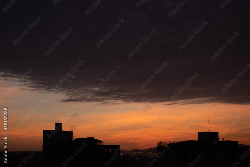 vista do pôr-do-sol na cidade com prédios