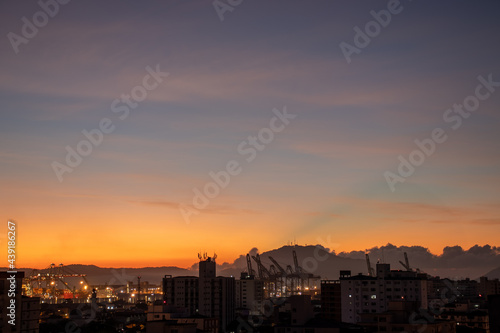 anoitecer na cidade - pôr-do-sol, entardecer © EDBS