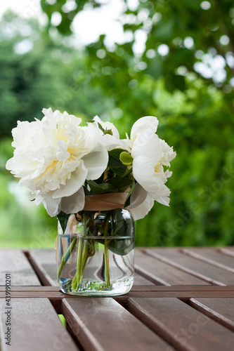 Obraz na płótnie Decoration with peonies on the table w salonie