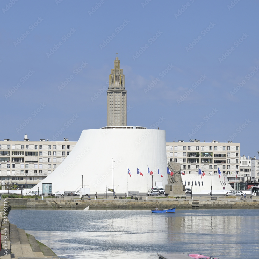Le volcan du Havre avec la tour de l'église Saint-Joseph.