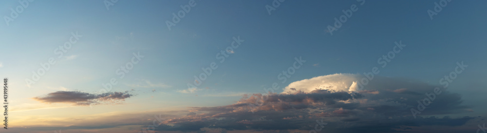 Fototapeta premium Beautiful atmospheric dramatic clouds in the evening at sunset.
