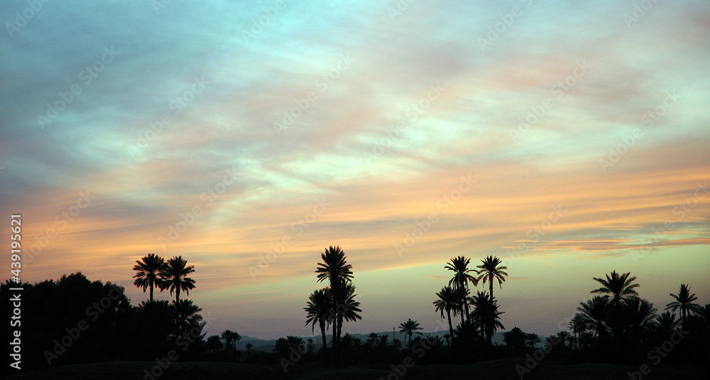 Obraz premium Beautiful sunset with beautiful reflection on the ocean in Morocco