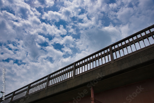 橋と青空