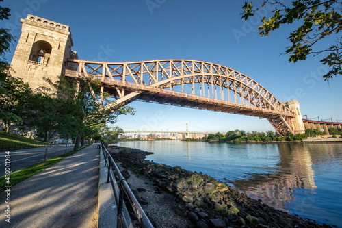Fototapet Astoria, NY - USA - June 13, 2021: view of the historic Hell Gate Bridge
