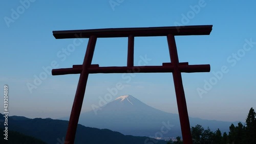 鳥居の中に見える美しい富士山