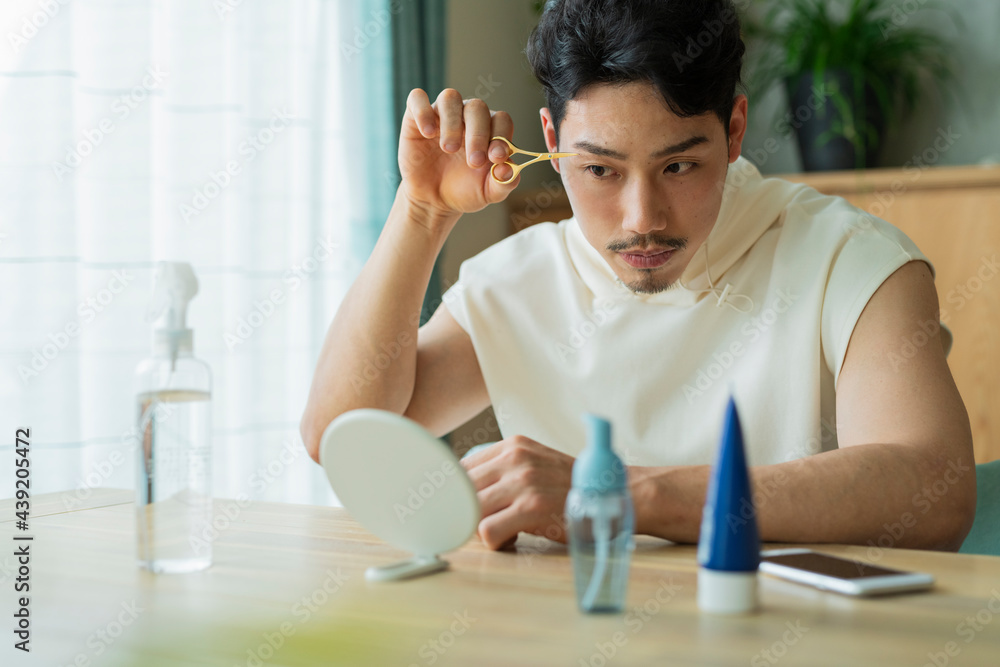 Fototapeta premium 眉毛を整える男性