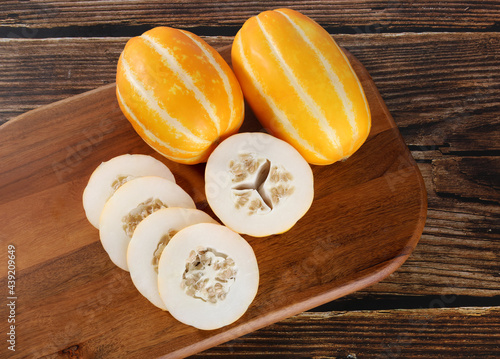 The oriental melon is placed on a wooden tray.
