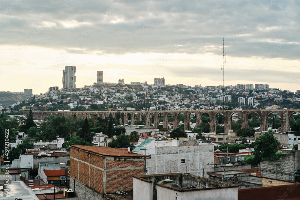 Vista del acueducto arcos de Querétaro desde mirador de los Arcos 