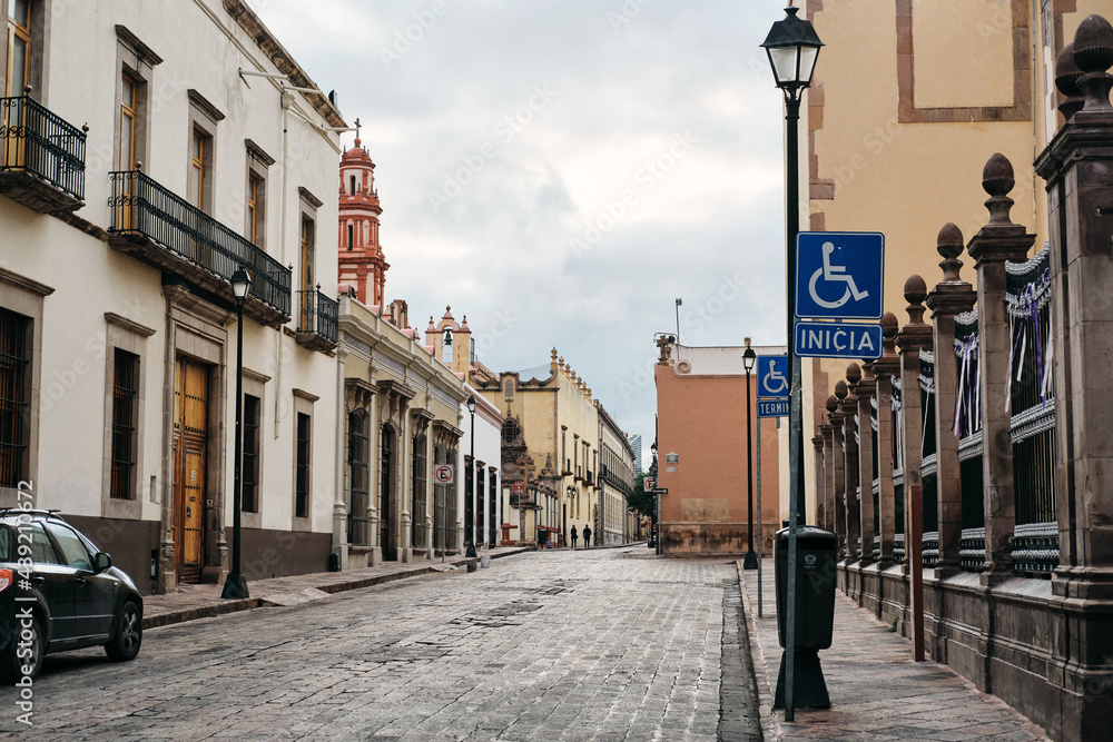 Calles del centro histórico de la Ciudad de Querétaro colonial con estacionamiento para discapacitados