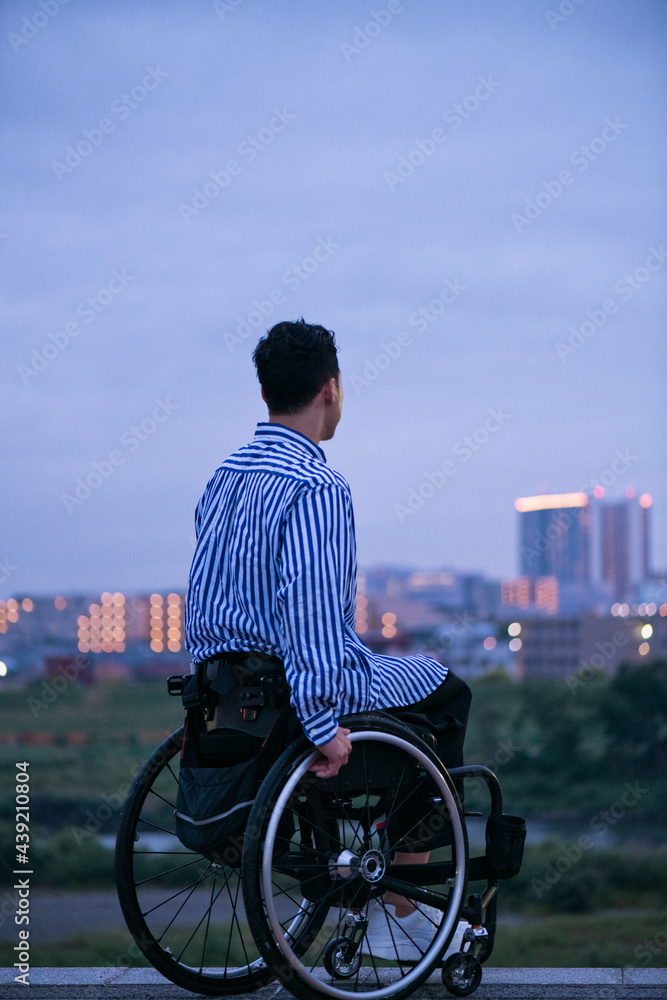 街を見つめる車椅子の男性