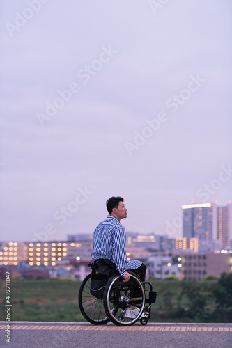 街を見つめる車椅子の男性