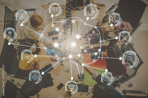 Obraz na płótnie Polygonal brain shape of an artificial intelligence with various icon of smart city Internet of Things over Top view scene of diverse Business people Hand coordination with brainstorming w salonie