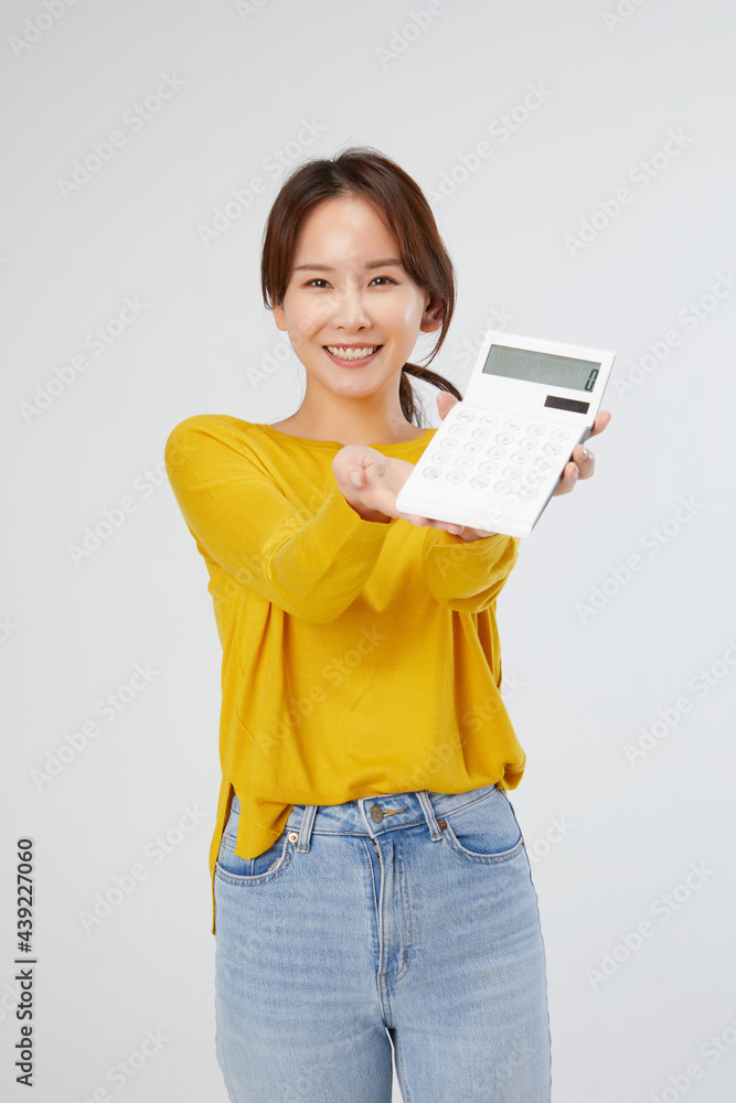 여자, 사람, 인물사진, 서있는, 노란색 니트, 스웨터, 표정, 미소, 웃는, 기쁨, 놀람, 귀여운, 학생, 계산기, 계산, 정산, 손동작, 보여주다 여자, 사람, 인물사진, 서있는, 노란색 니트, 스웨터, 표정, 미소, 웃는, 기쁨, 놀람, 귀여운, 학생, 계산기, 계산, 정산, 손동작, 보여주다