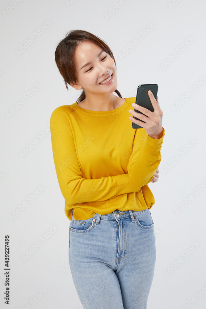 여자, 인물사진, 서있는, 노란색 니트, 스웨터, 밝은 표정, 미소, 웃는, 기쁨, 놀람, 귀여운, 학생, 전화, 모바일, 휴대 전화, 스마트폰, 손동작, 팔짱, 청바지 여자, 인물사진, 서있는, 노란색 니트, 스웨터, 밝은 표정, 미소, 웃는, 기쁨, 놀람, 귀여운, 학생, 전화, 모바일, 휴대 전화, 스마트폰, 손동작, 팔짱, 청바지