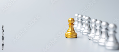 Canvastavla golden chess pawn pieces or leader businessman stand out of crowd people of silver men