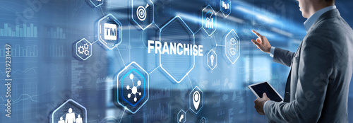 Foto Businessman hand touching inscription Franchise marketing system