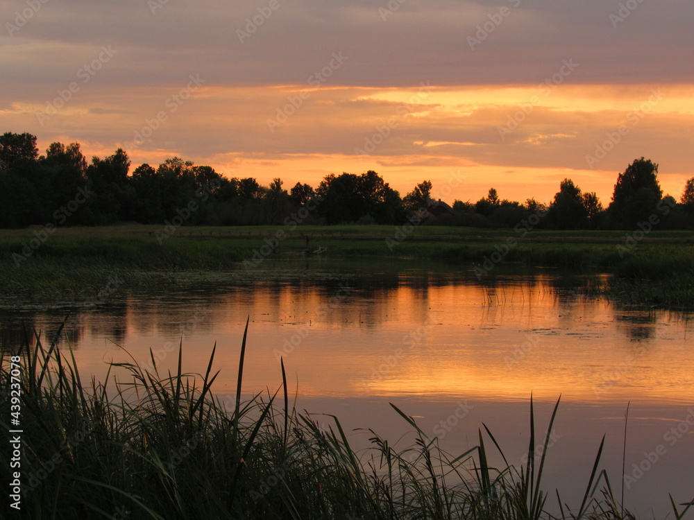 Obraz premium sunset on the lake