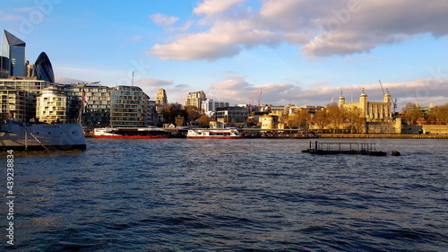 Tela London city with River Thames and HMS Belfast Imperial War Museum in England, United Kingdom