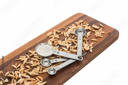 .Measuring spoons ,  used to calculate the mixture to a standard .