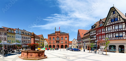 Tauberbischofsheim, Zentraler Marktplatz und Rathaus