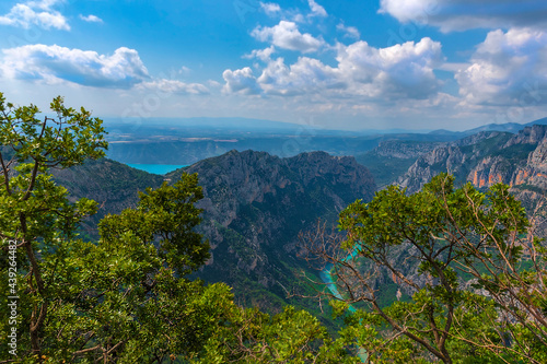 arrivée sur le Lac de Sainte Croix par les gorges du Verdon