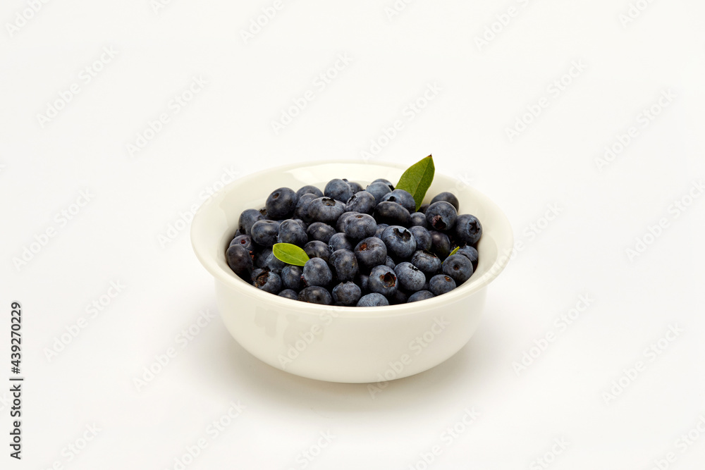 Blueberry on a white background.
흰 배경 위의 블루베리 Blueberry on a white background.
흰 배경 위의 블루베리
