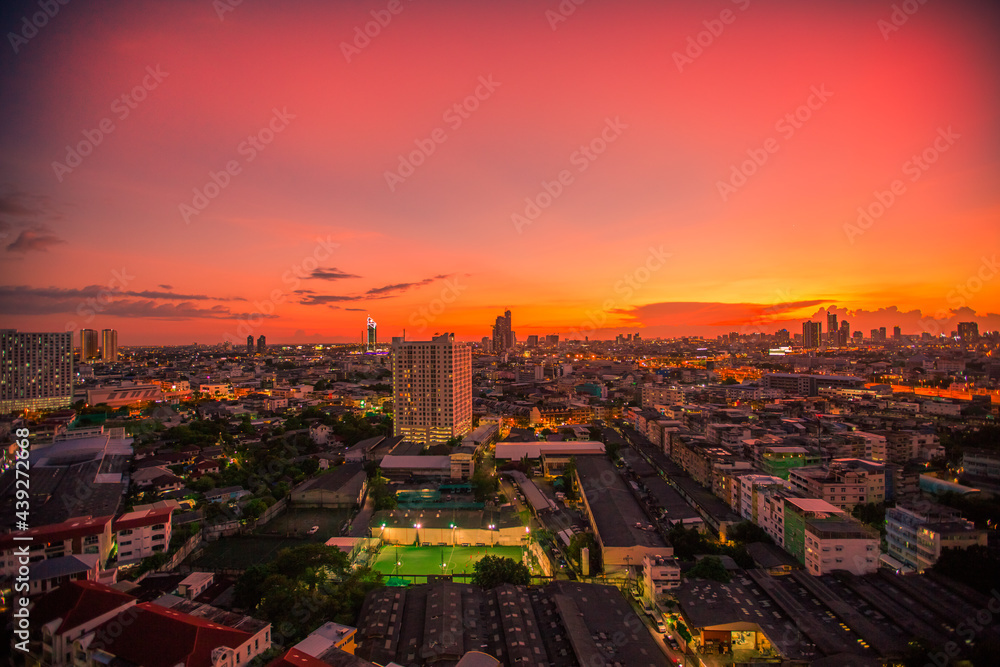 Obraz premium abstract background view of the colorful twilight sky.In the evening, the colorful changes (pink, orange, yellow, purple, sky) merge into the beauty of nature