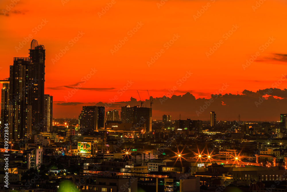 Obraz premium abstract background view of the colorful twilight sky.In the evening, the colorful changes (pink, orange, yellow, purple, sky) merge into the beauty of nature