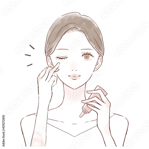 アイクリームを塗る女性