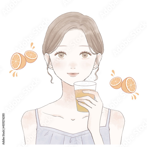 オレンジジュースを飲む女性