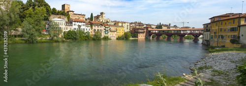 Obraz na plátně Borgo di Bassano del Grappa e Ponte Vecchio sul fiume piave