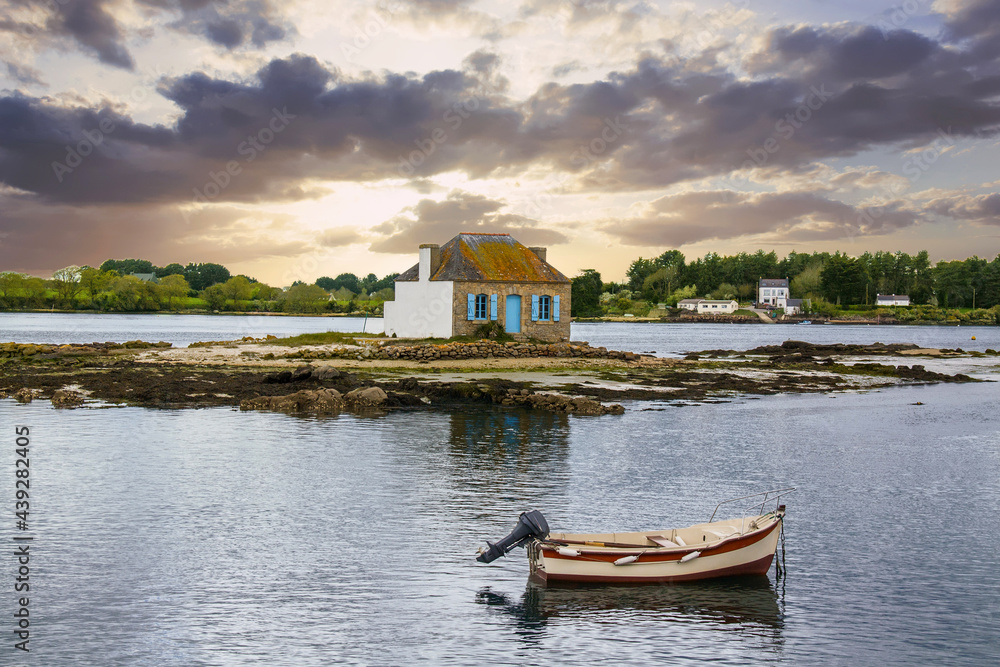 Fototapeta premium Belz. Ile de Saint-Cado. Maison isolée sur l'îlot de Nichtarguér Morbihan. Bretagne