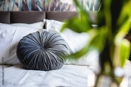 Fotografia Bedroom home staging with flowers next to bed