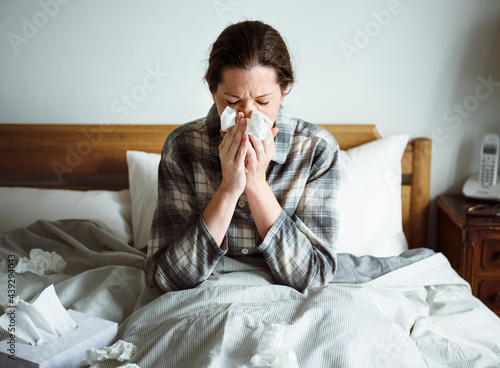 Canvastavla A woman suffering from flu in bed