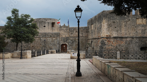 Photos a classic street lantern in front of the city castle, Manfredonia, Italy