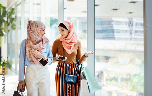 Canvas Print Muslim women shopping together on the weekend
