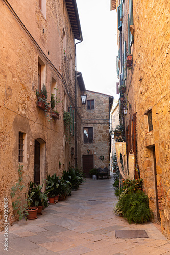 Paisaje urbano con calle en la Toscana, Italia.