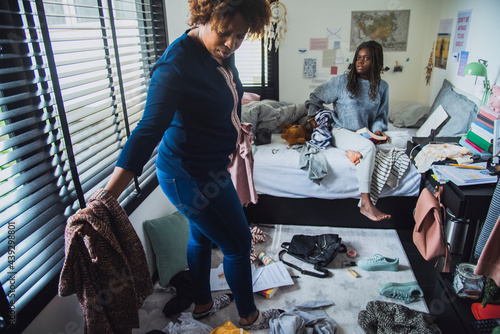 Obraz na plátně Mother unhappy with her daughter and the messy room