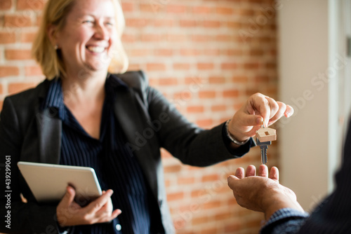 Foto Real estate agent handing over the keys